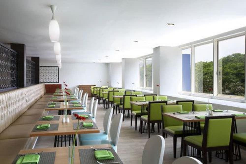 Hotel Santika Kelapa Gading Jakarta Buitenkant foto