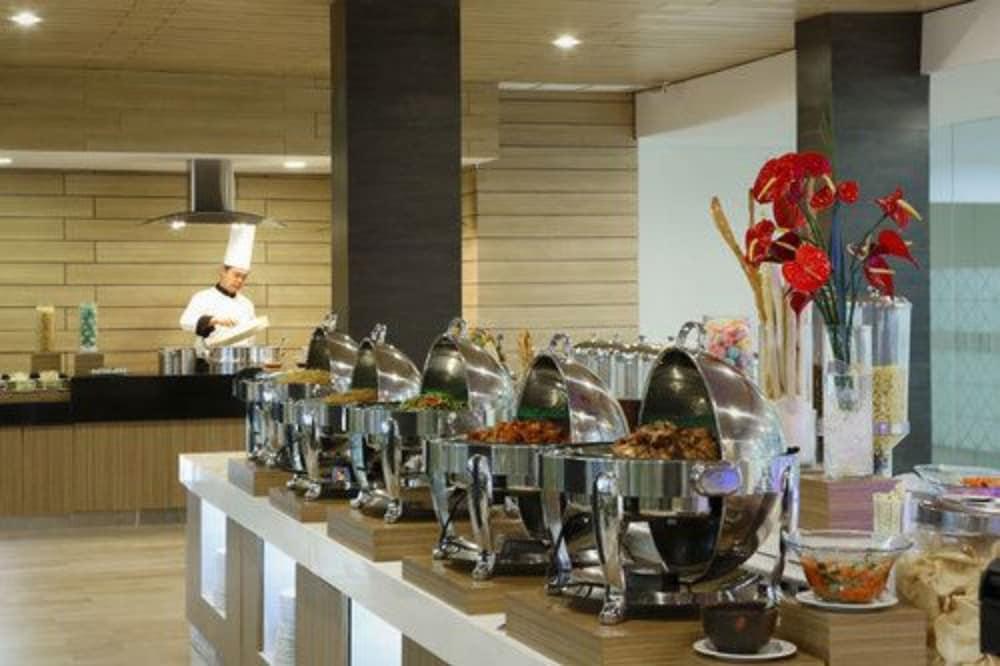 Hotel Santika Kelapa Gading Jakarta Buitenkant foto