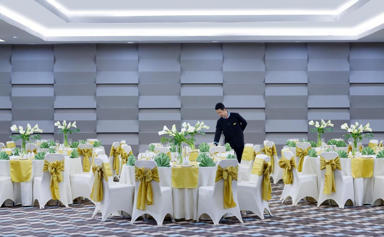 Hotel Santika Kelapa Gading Jakarta Buitenkant foto